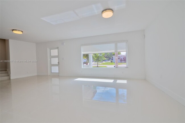 Building Photo - 12505 NE Miami Plz