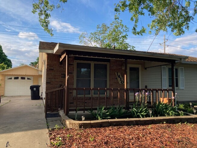 Foto del edificio - Charming 3-bedroom, 1.5-bathroom house in Normal