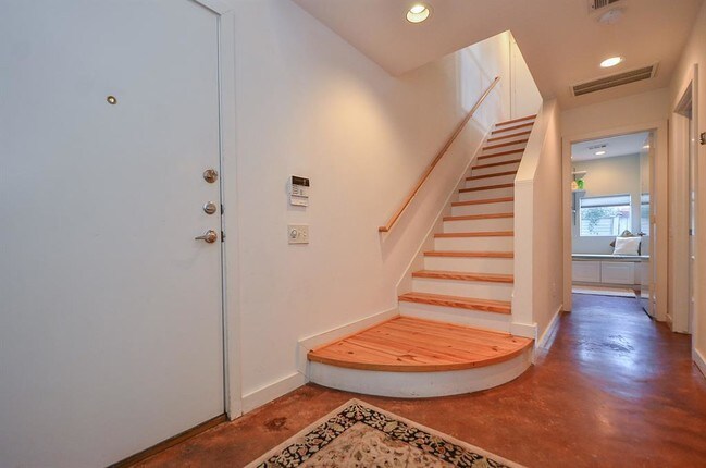 Building Photo - 5109 Lillian St