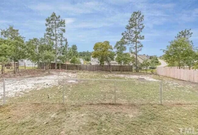 Foto del edificio - 36 Jumpmaster Dr