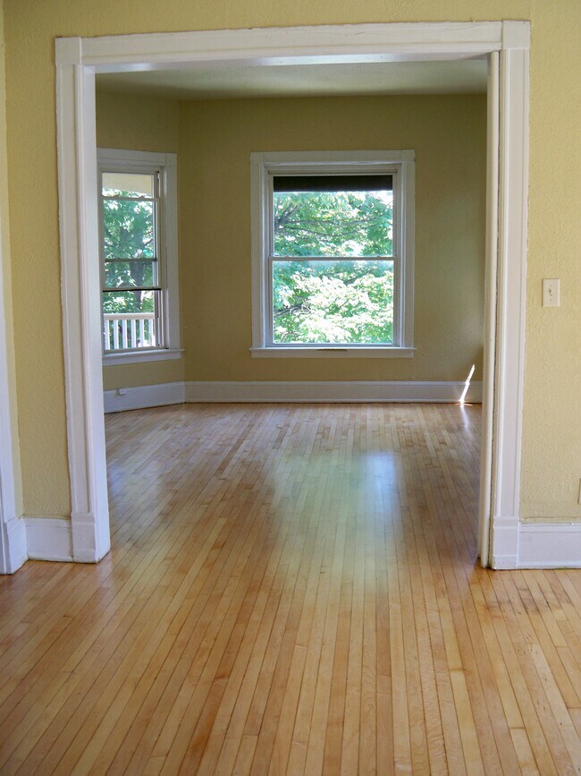Foto del edificio - 2425 N Farwell Ave