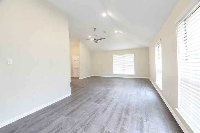 Building Photo - 1529 Mayflower Dr