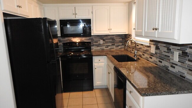 Foto del edificio - 3 bed 2.5 bath Townhome In Indep near the ...