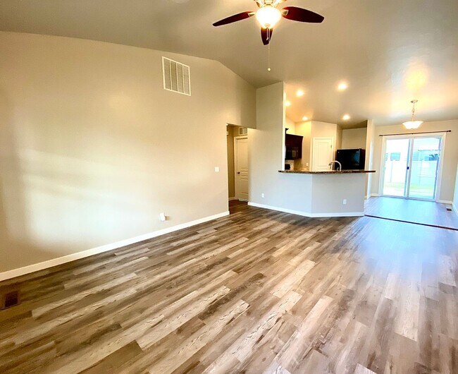 Foto del edificio - 4 Bedroom + Bonus with 2 baths available 8/22