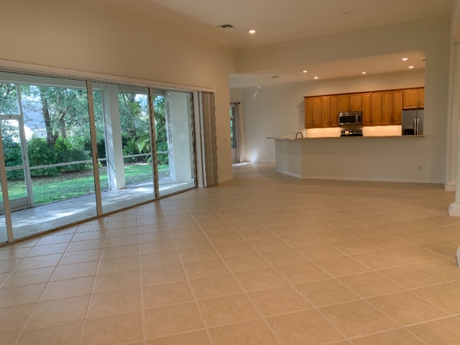 Foto del edificio - 8452 Laurel Lakes Blvd