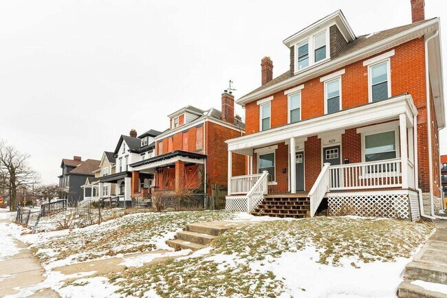 Foto del edificio - 429 Wilson Ave