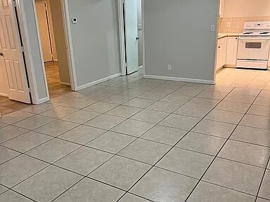 Building Photo - 552 Holly Dr