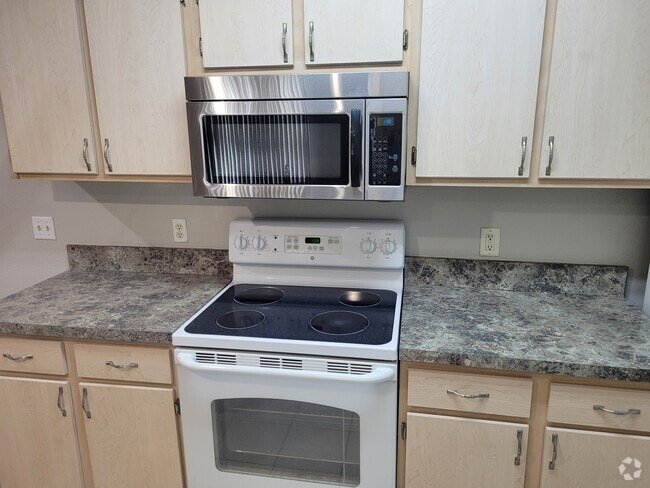 Building Photo - 814 Crest Pines Dr