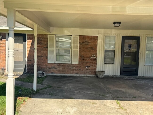 Building Photo - Completely Remodeled 3 Bed, 2 Bath Home in...