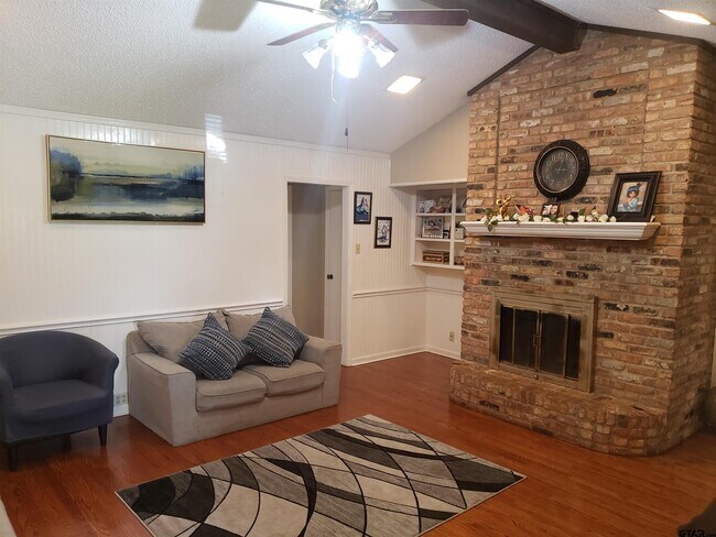 Building Photo - 613 Carriage Dr