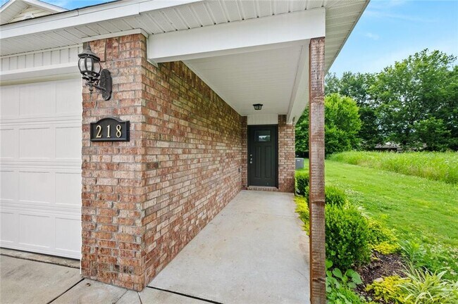 Building Photo - 218 W Marietta Way