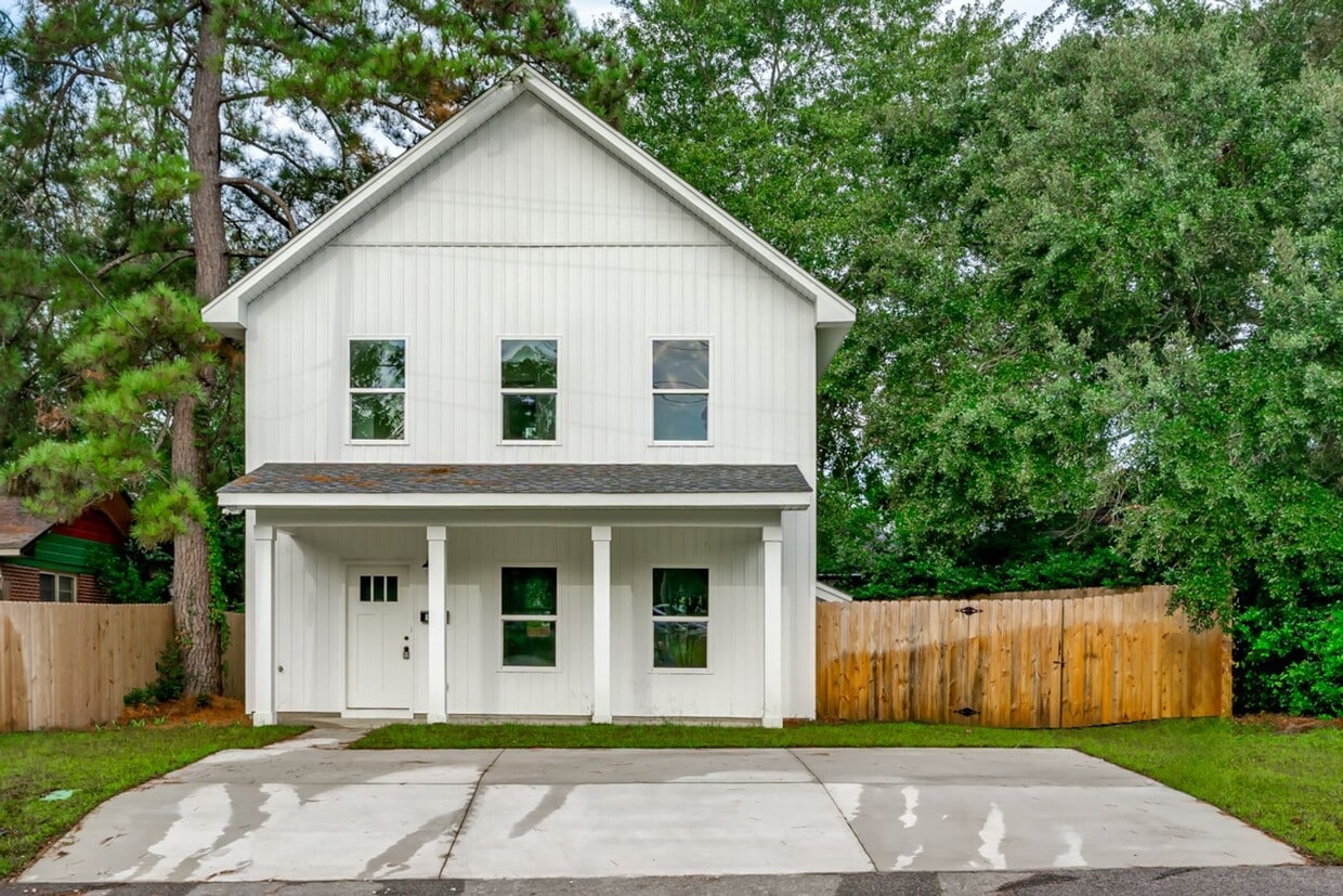 Foto principal - Pre-Leasing for the 26-27 School Year! Unbeatable Location