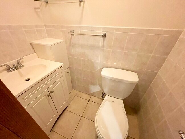 Foto del edificio - 241 W 3rd St