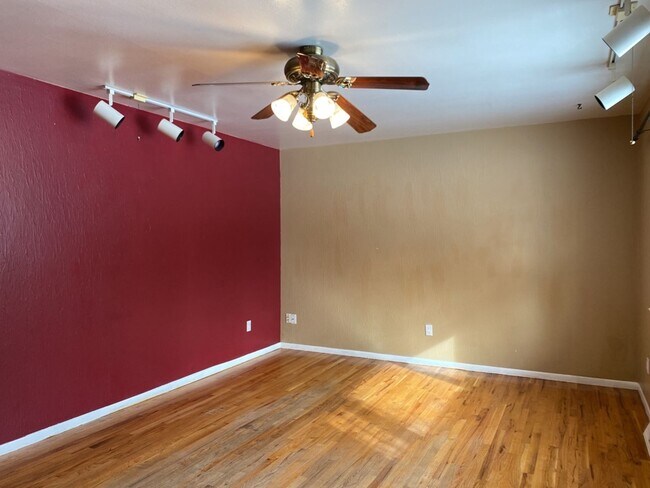 Building Photo - STUDENTS WELCOME! Spacious Ranch Home w/ F...