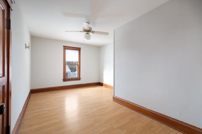 Foto del edificio - 427 W Jefferson Ave