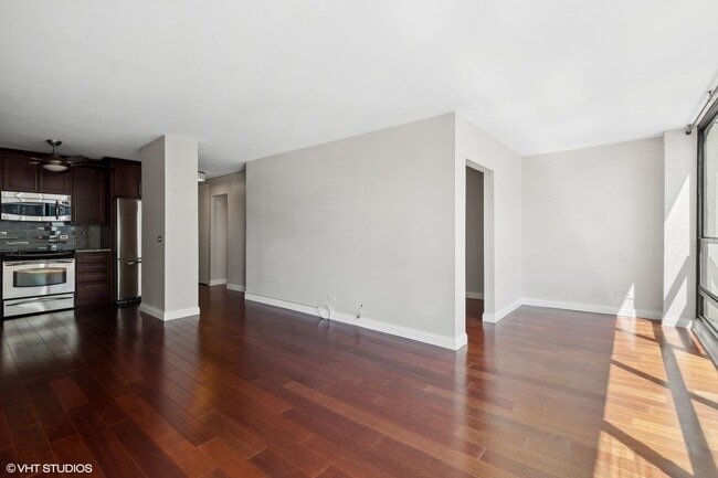 Building Photo - 1540 N La Salle Dr