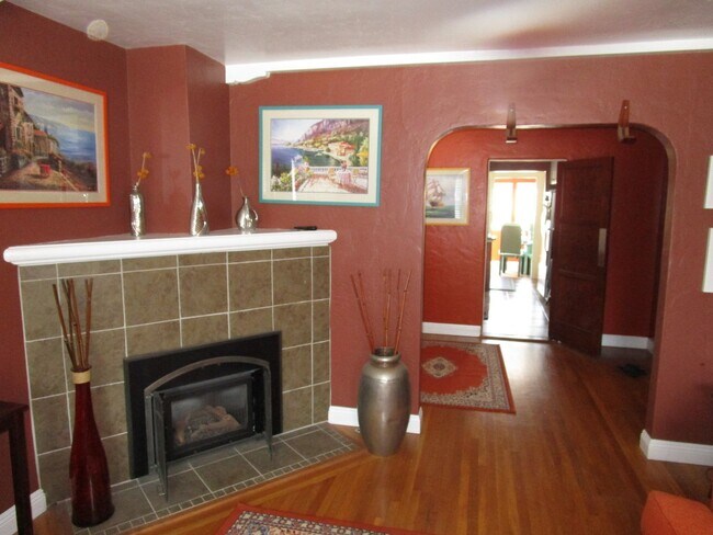 Foto del edificio - Ocean View Lot - Remodeled - Wood Floors -...