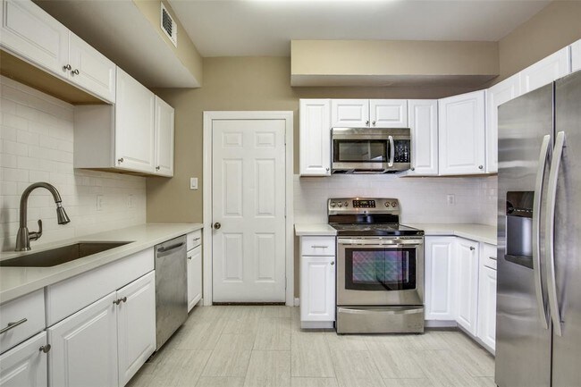 Building Photo - 600 Wilcrest Dr
