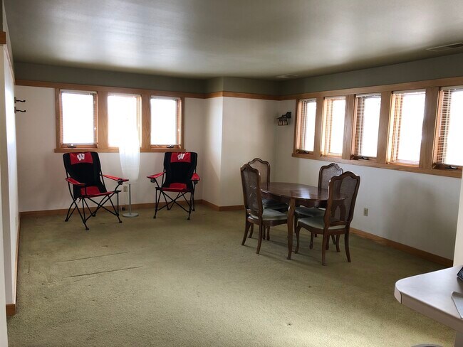 Sala de estar/comedor - 714 Hill St