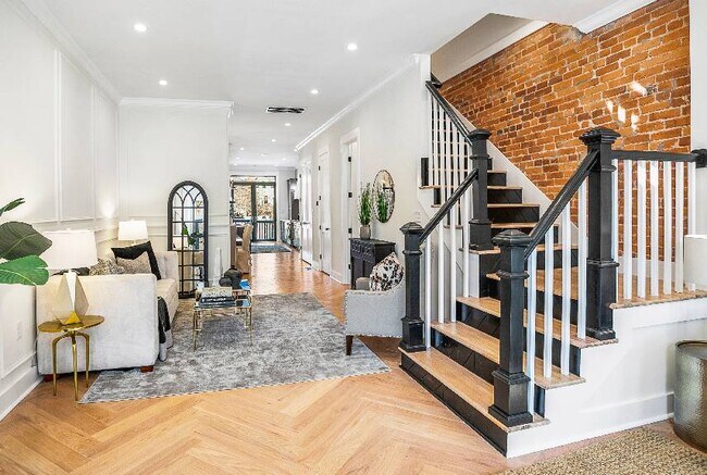 Foto del edificio - Stunning historic new renovated Townhome