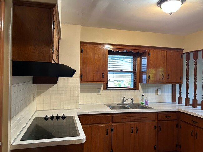 Foto del edificio - 3 Bedroom with 2 Car Attached garage
