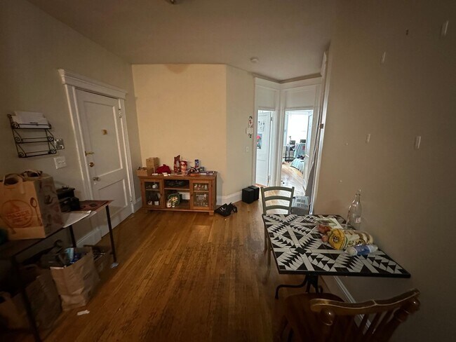 Foto del edificio - Large Unit in Allston, Steps from the T Stop, Heat, Hot Water Included, Eat-in Kitchen. Laundry o...