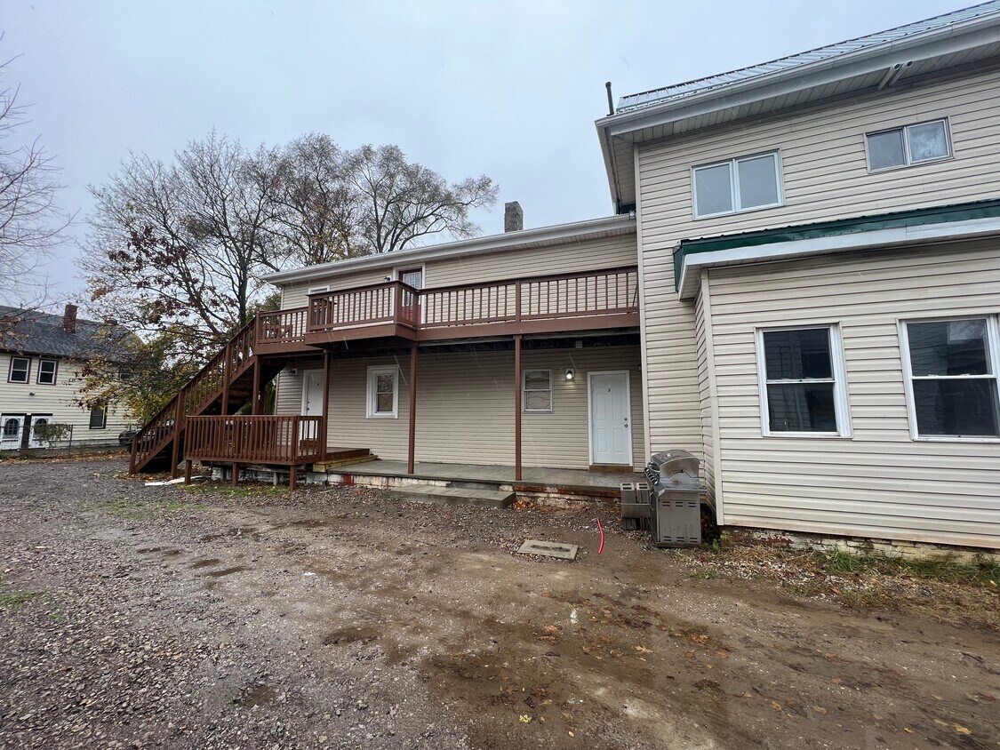 283 Harbor St Unit Apartment 2, Conneaut, OH 44030 Apartments in