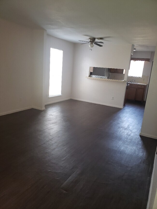 Foto del edificio - 5014 Meandering Ln