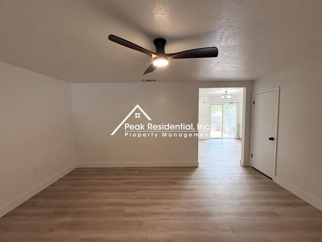 Foto del edificio - Updated 2bd/1ba Sacramento Duplex