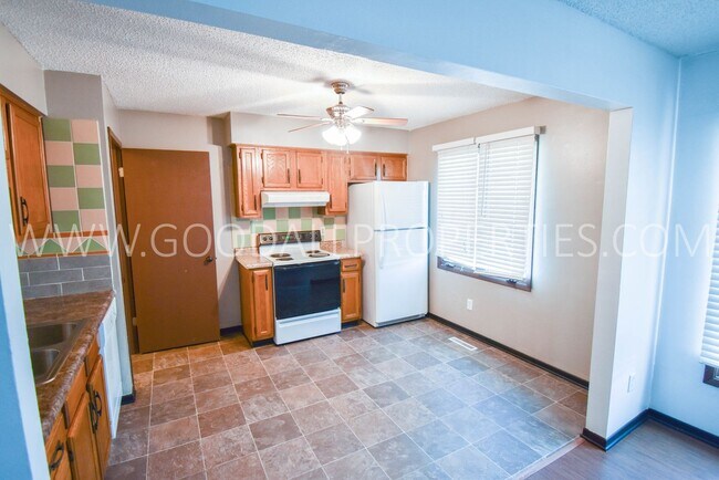 Building Photo - 2 Bedroom One Bath Duplex with garage