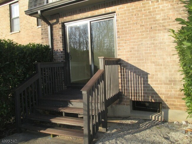 Foto del edificio - 181 Long Hill Rd