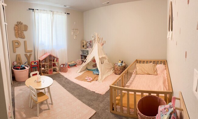Foto del edificio - COZY 2 BEDROOM, 2 BATHROOM HOME, WITH 2 CA...
