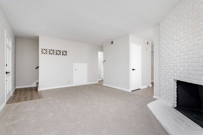 Building Photo - Charming 3 Bed, 1.5 Bath Townhome in Hunti...