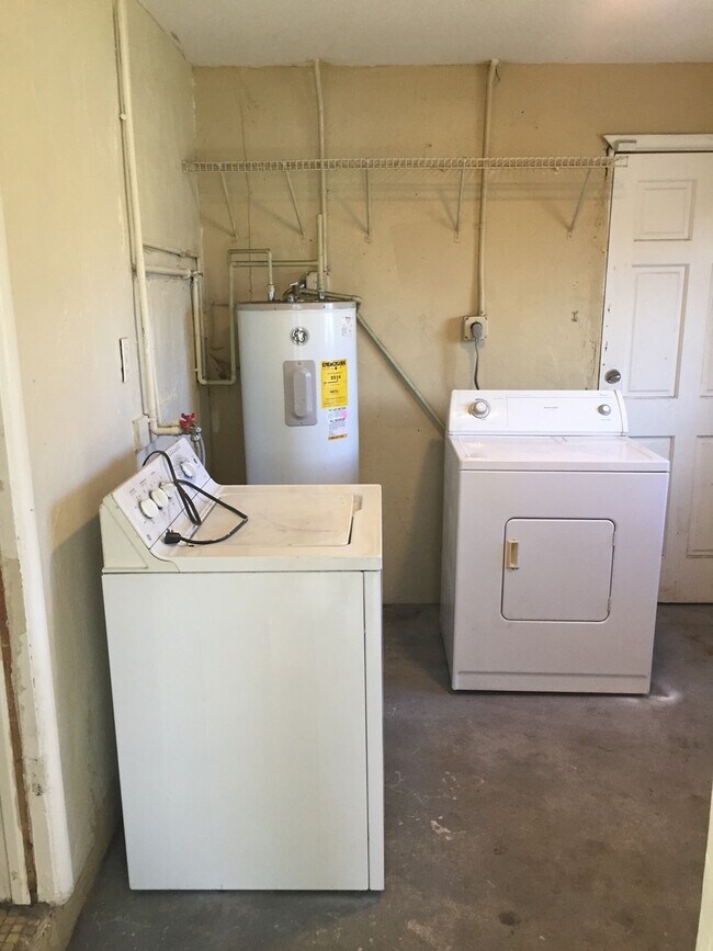 Building Photo - Large 4-2 house with central air and impac...