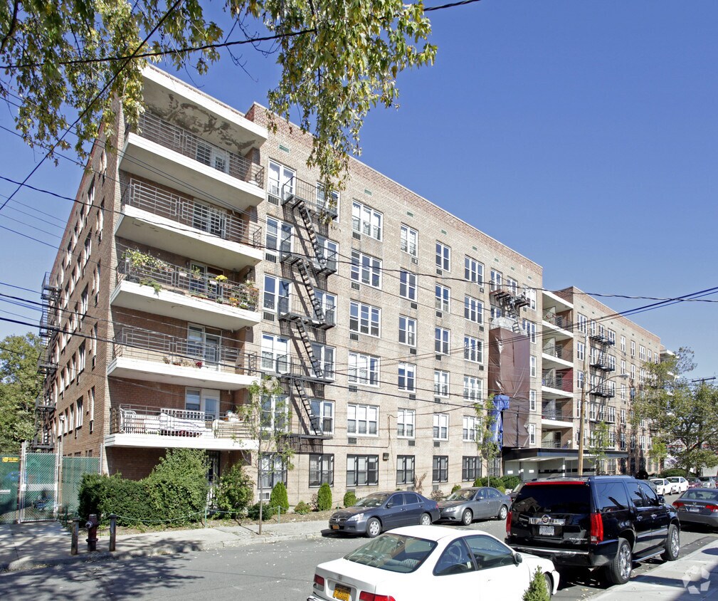 Primary Photo - 1579 Rhinelander Ave