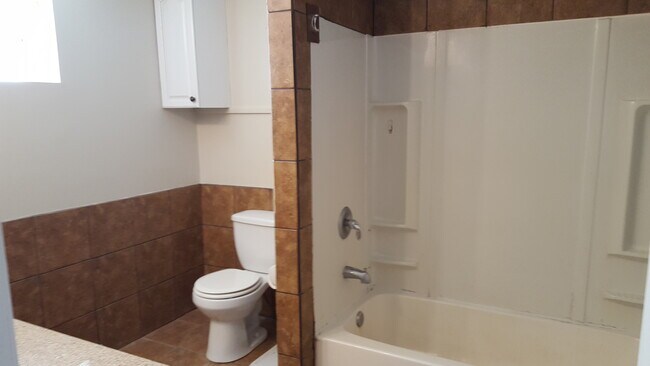 Foto del edificio - 3320 N Downer Ave