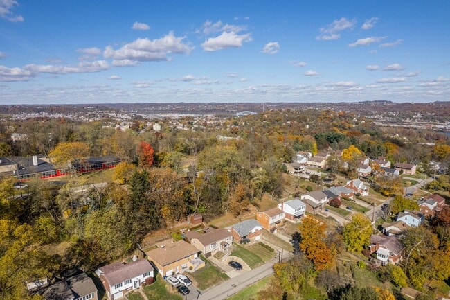 Building Photo - MOVE IN SPECIAL! SCORE HALF OFF 1ST MONTH'...