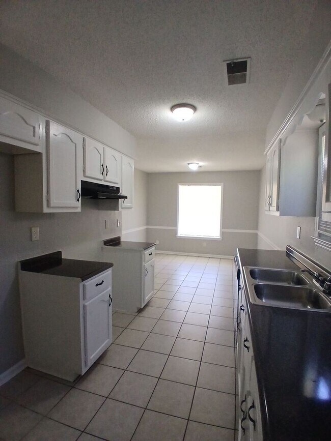 Foto del edificio - Charming 3BR/2BA in Riverdale | Modern LVP