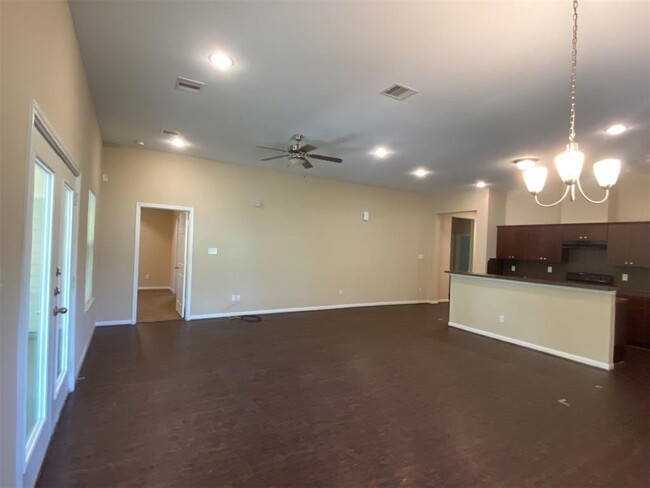 Building Photo - 618 Shady Lake Dr