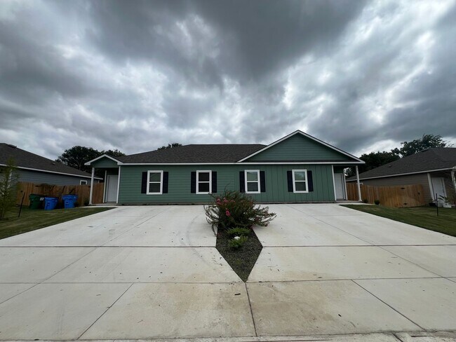 Building Photo - Elegant Home in Seguin!