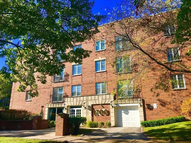 Building Photo - 1700 Hinman Ave
