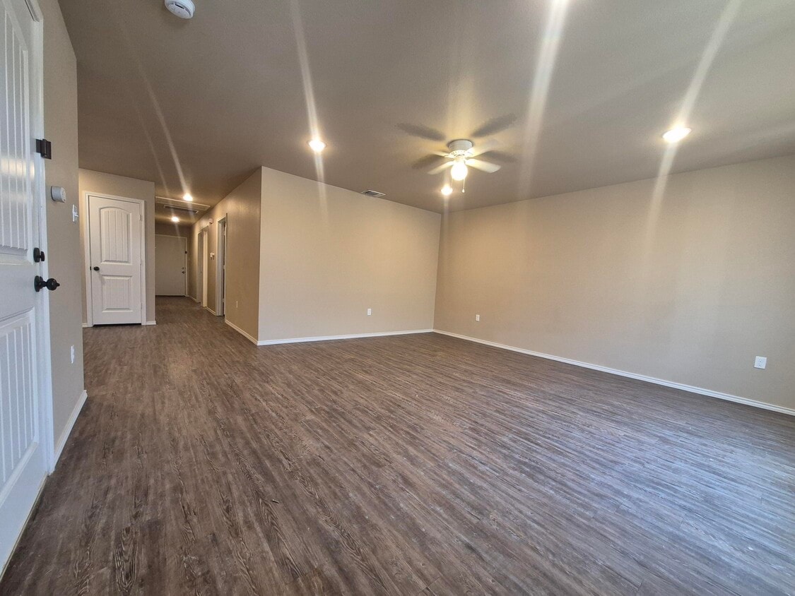 Foto principal - 2408 N Ave O