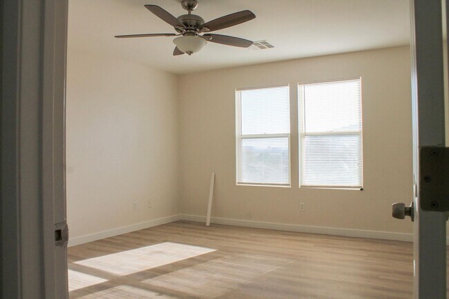 Foto del edificio - Gorgeous 4Bed/2.5Bath/2Car home located in North Las Vegas Raven Hill gated community!
