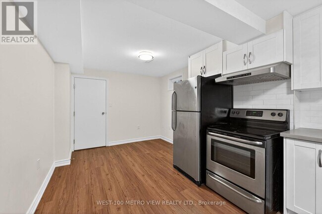 Building Photo - 3139 Dover Crescent