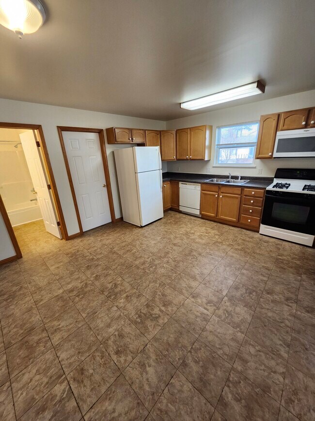 Building Photo - 256 College Ave
