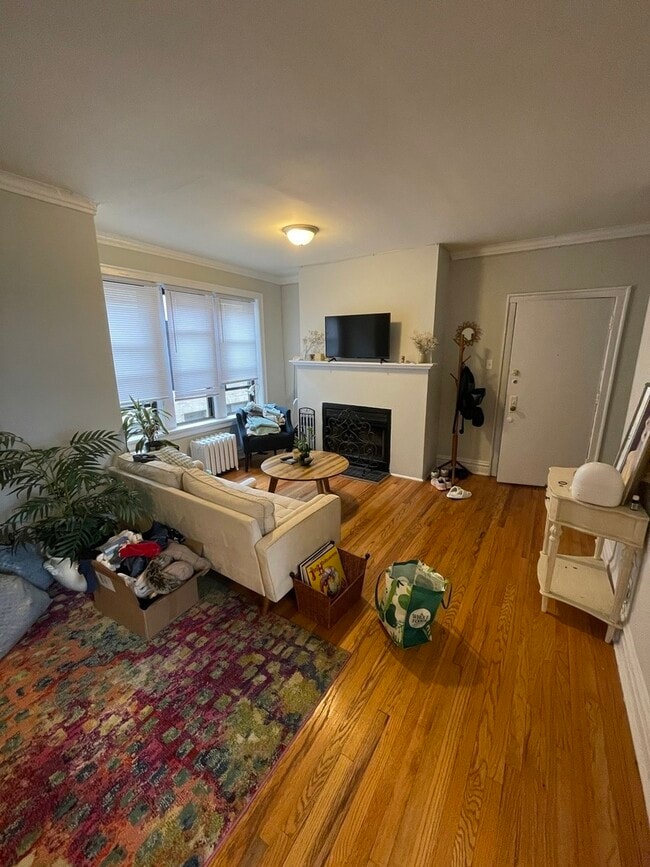 Building Photo - 631 W Roscoe St