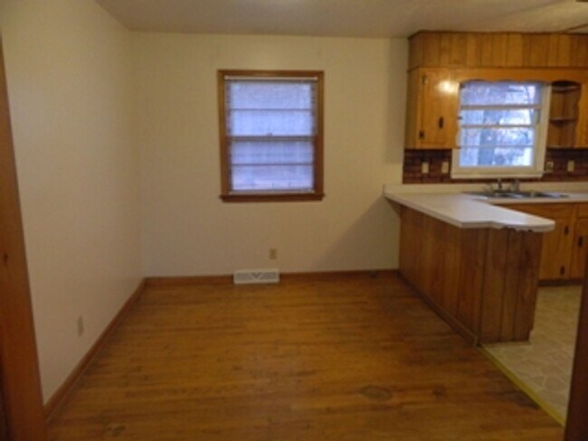 Building Photo - Spacious Ranch House off Old Forest Road