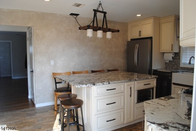 Foto del edificio - 51 Anderson Ave