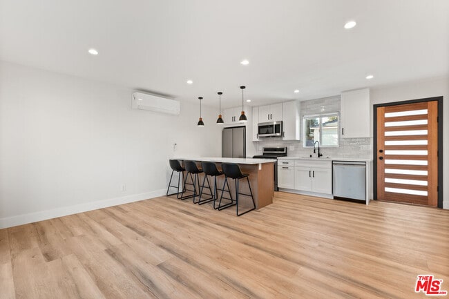 Foto del edificio - 6917 1/2 Hesperia Ave