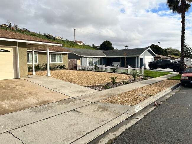 Building Photo - Charming house for rent in Encanto!